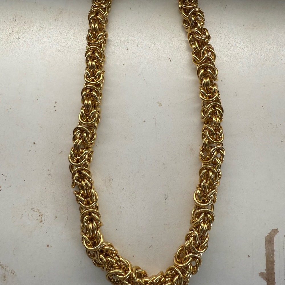 Radiant Gold Pendant Necklace with Intricate Detailing